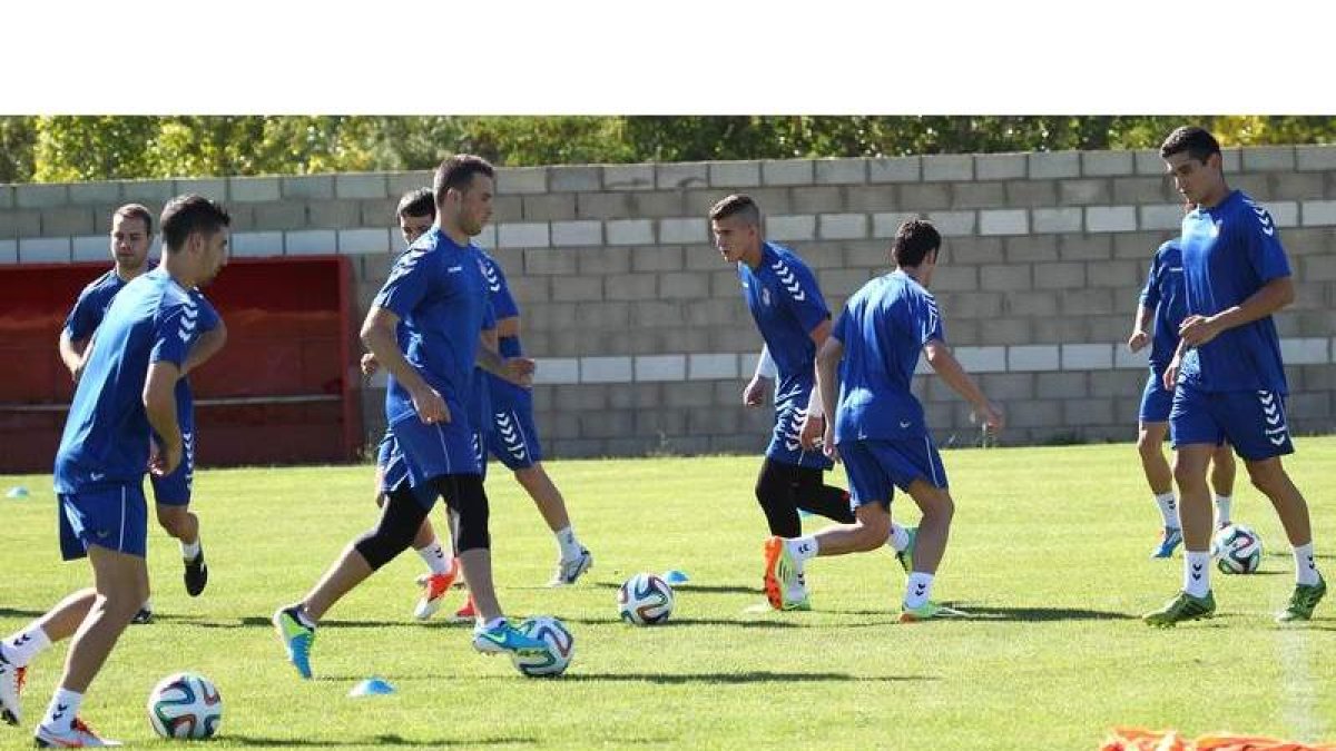 La plantilla de la Cultural prepara con intensidad el arranque del campeonato de Liga en el campo del Tropezón