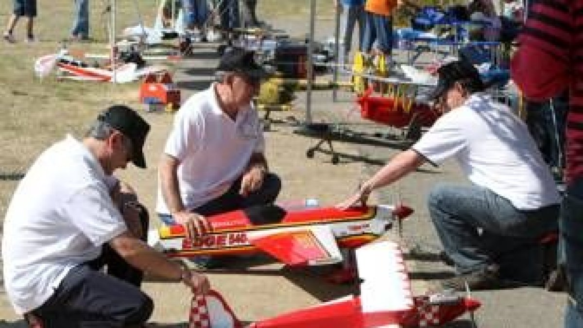 Varios pilotos preparan sus aparatos antes de iniciar el vuelo