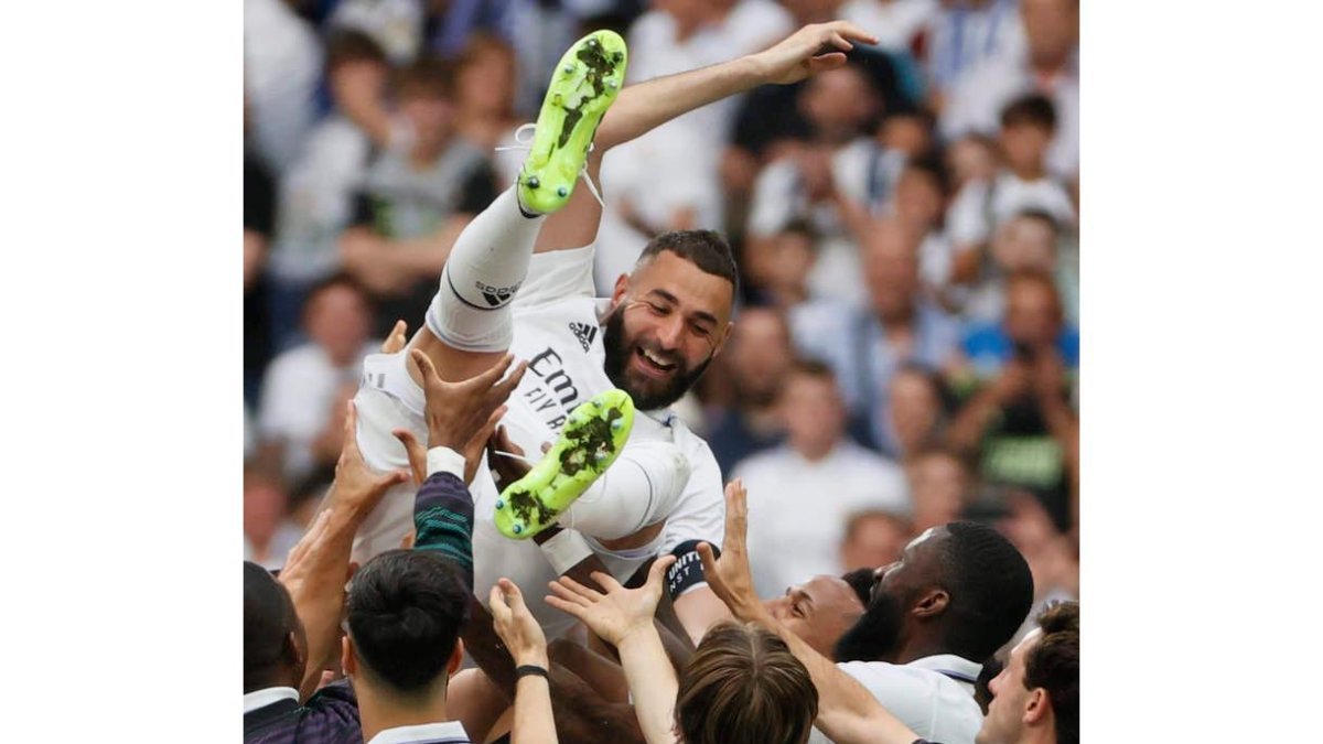 Los jugadores del Madrid mantearon a Benzema, Asensio, Mariano y Hazard en su despedida. MARISCAL