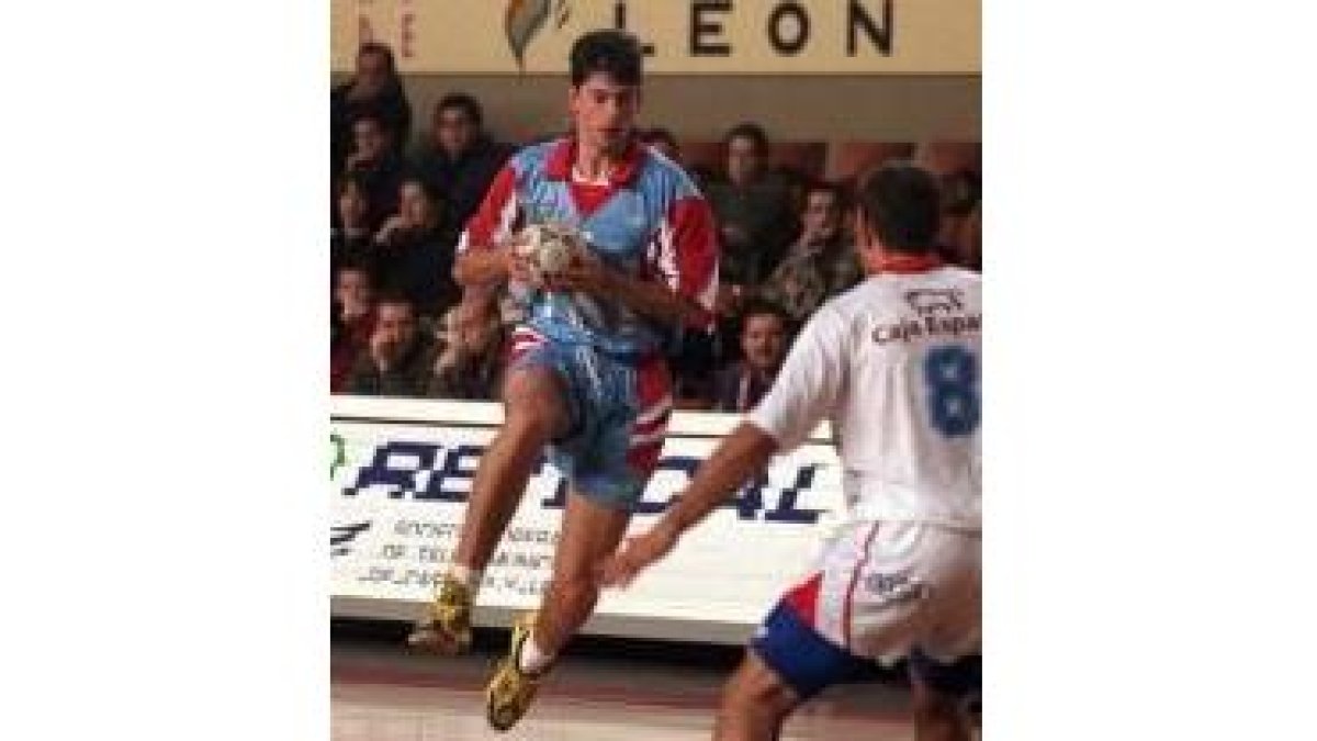 Vega (imagen de archivo de su etapa en Teucro) juega ahora en Cantabria