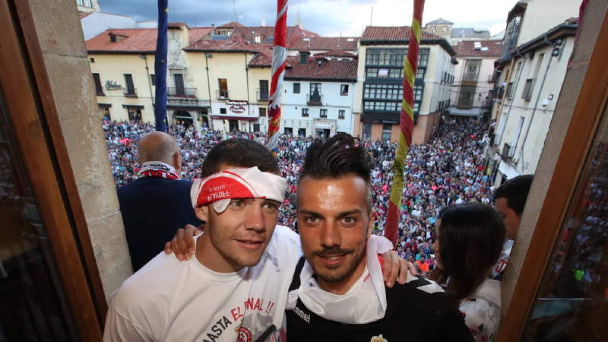 Álex Gallar y Rubén de la Barrera son ídolos para la afición culturalista. Fútbolista y entrenador fueron los más aclamados por una hinchada enardecida. RAMIRO LÓPEZ/MARCIANO PÉREZ