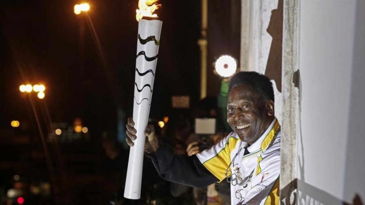 Pelé sostiene una antorcha olímpica en el museo que lleva su nombre, en Sao Paulo, el pasado 22 de julio.