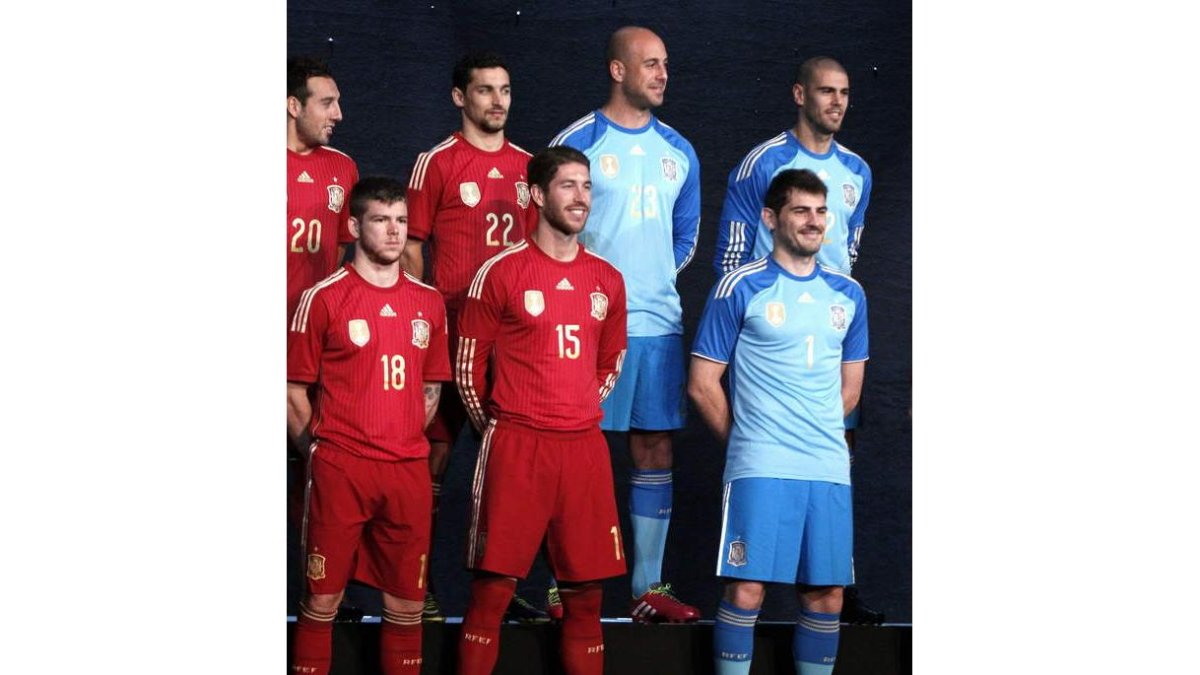 La nueva equipación de España, totalmente roja, incluido el pantalón.