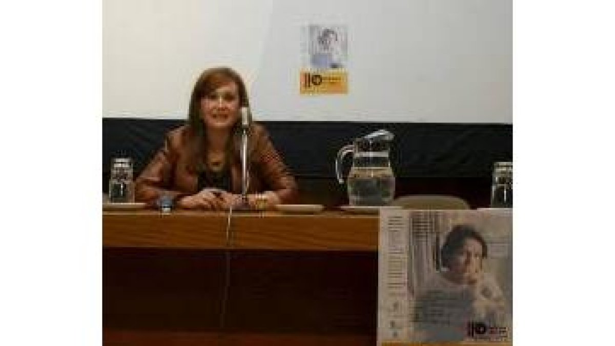 La doctora María de la Villa disertó sobre dependencia afectiva