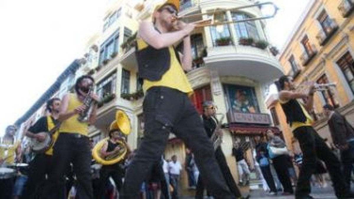 La compañía Always Drinking Marching Band actuó por la Ancha y plaza de Regla.