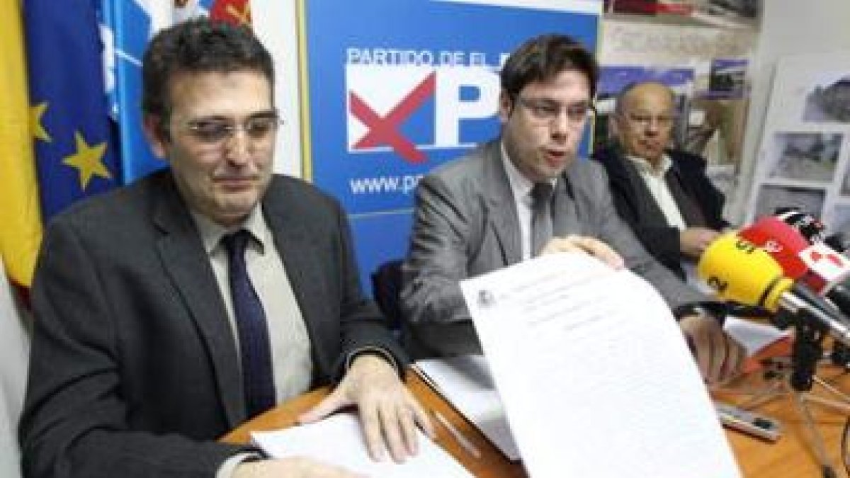 Los represenantes del PB, ayer difundiendo el fallo.