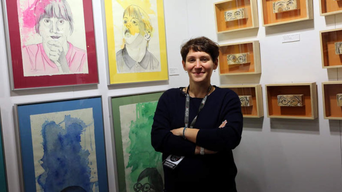 La artista leonesa Mónica Alija expone sus obras relativas al proyecto inclusivo en el que contó con la colaboración de los integrantes de Amidown. BENITO ORDÓÑEZ