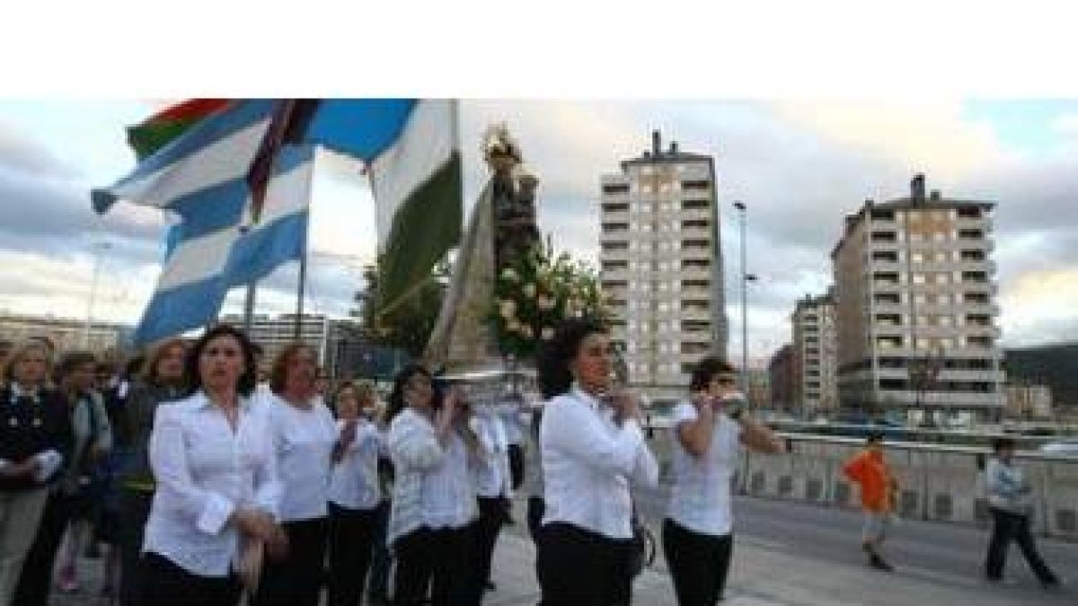 La Virgen de la Encina recorrió ayer tardeel bulevar Juan Carlos I hasta la iglesia del Buen Pastor.