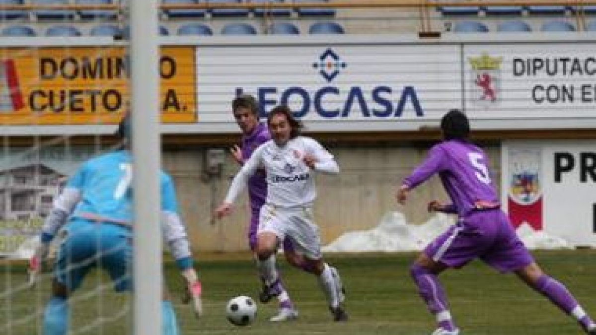 Chema encara a los jugadores del Valladolid B.