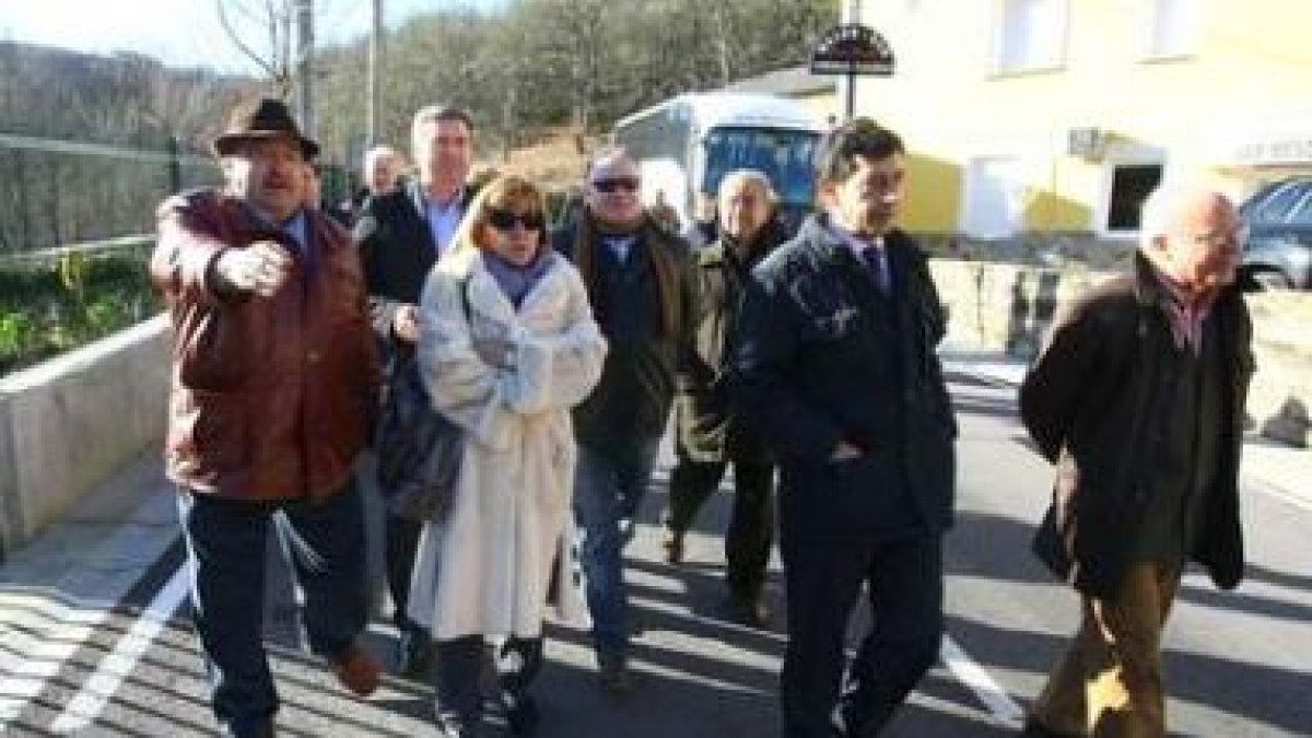 La presidenta de la Diputación, durante la visita a Balboa, con los alcaldes y los diputados.