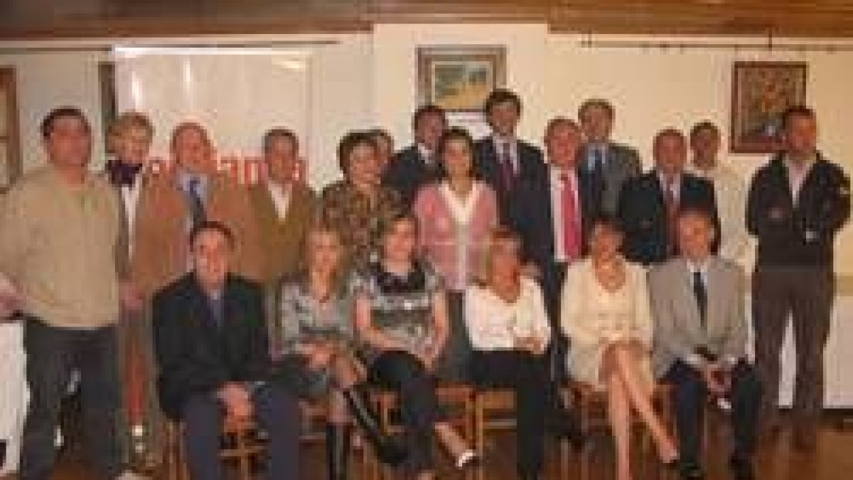 Isabel Carrasco posa junto a Jacinto Bardal y el resto de miembros de la candidatura del PP