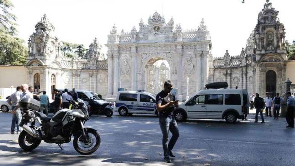 Policías turcos acordonan los alrededores del Palacio de Dolmabahçe en Estambul (Turquía), este miércoles 19 de agosto del 2015.