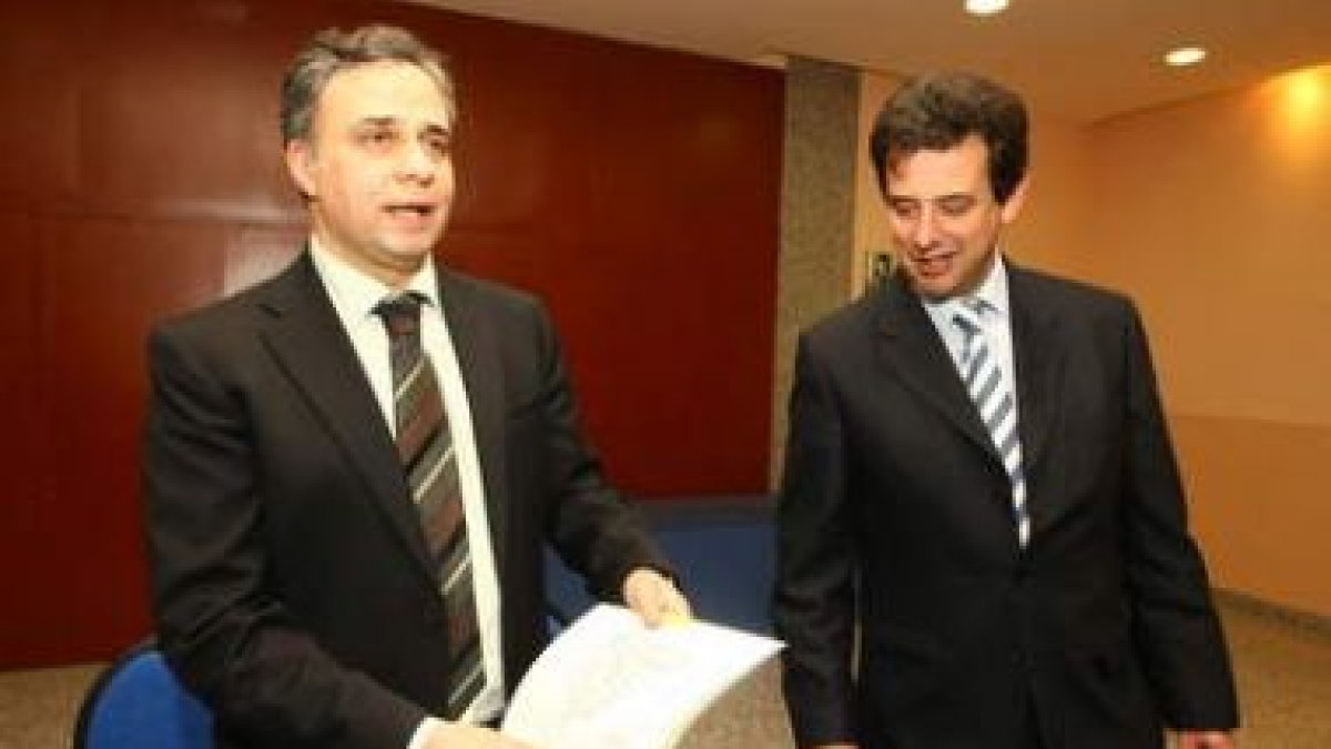 Joaquín Otero mostraba ayer el Peit del 2005, junto a Luis Herrero Rubinat.
