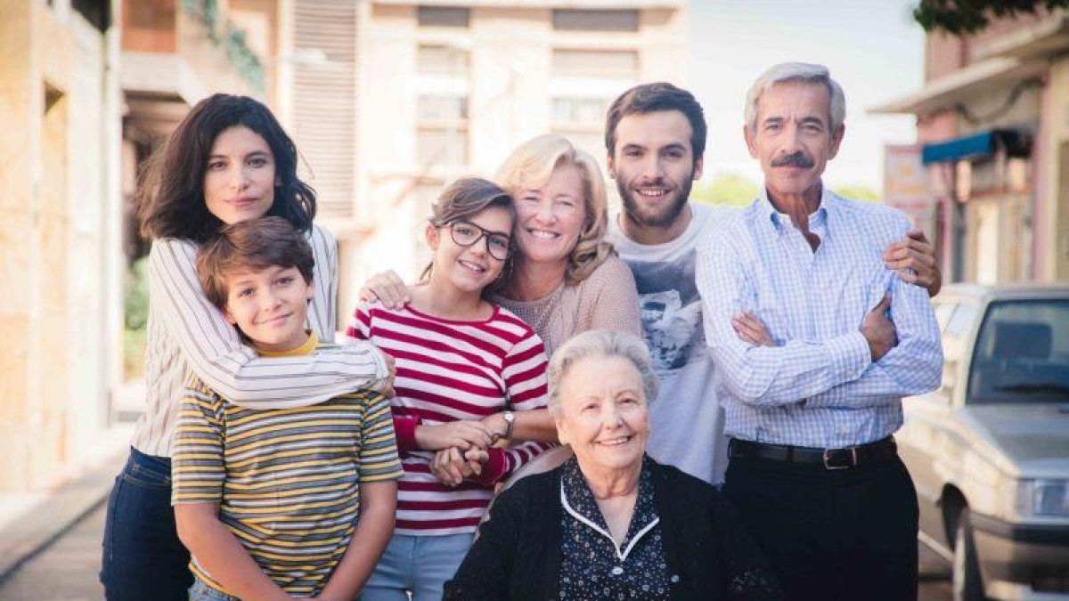 Los protagonistas de la serie de TVE-1 'Cuéntame cómo pasó', en una imagen promocional de la 18ª temporada.