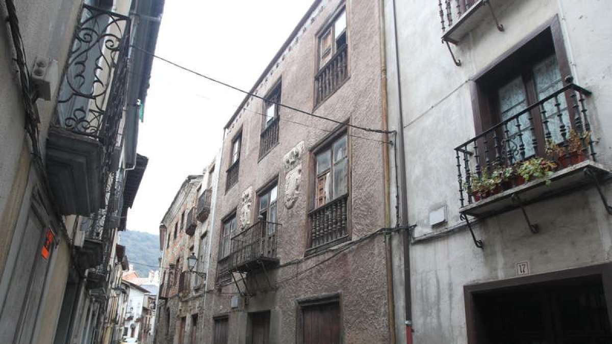 La Calle del Agua es una de las más emblemáticas, muestrario de arquitectura barroca y museo de la heráldica.
