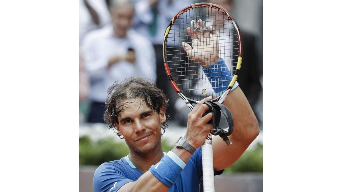 Nadal saluda al público tras su victoria aplastante.