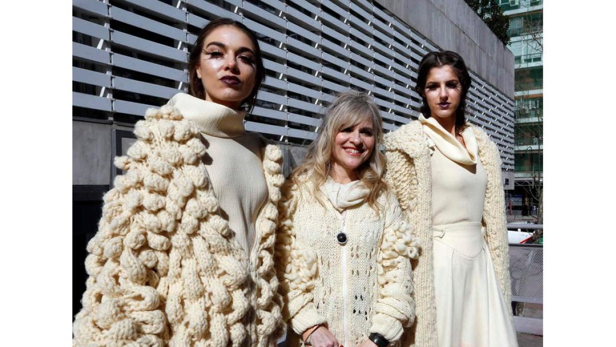 La diseñadora leonesa María Lafuente, que cumple diez años desde que debutara en la semana de la moda madrileña, presenta parte de su nueva colección
