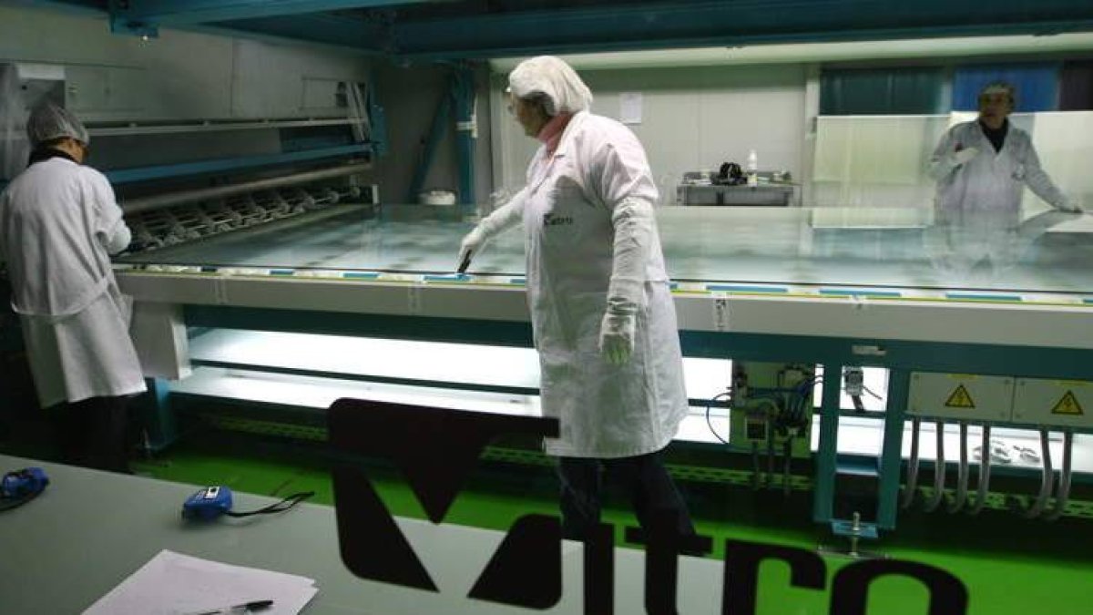 Trabajadores de Vitro, en la ya cerrada fábrica de Toral.