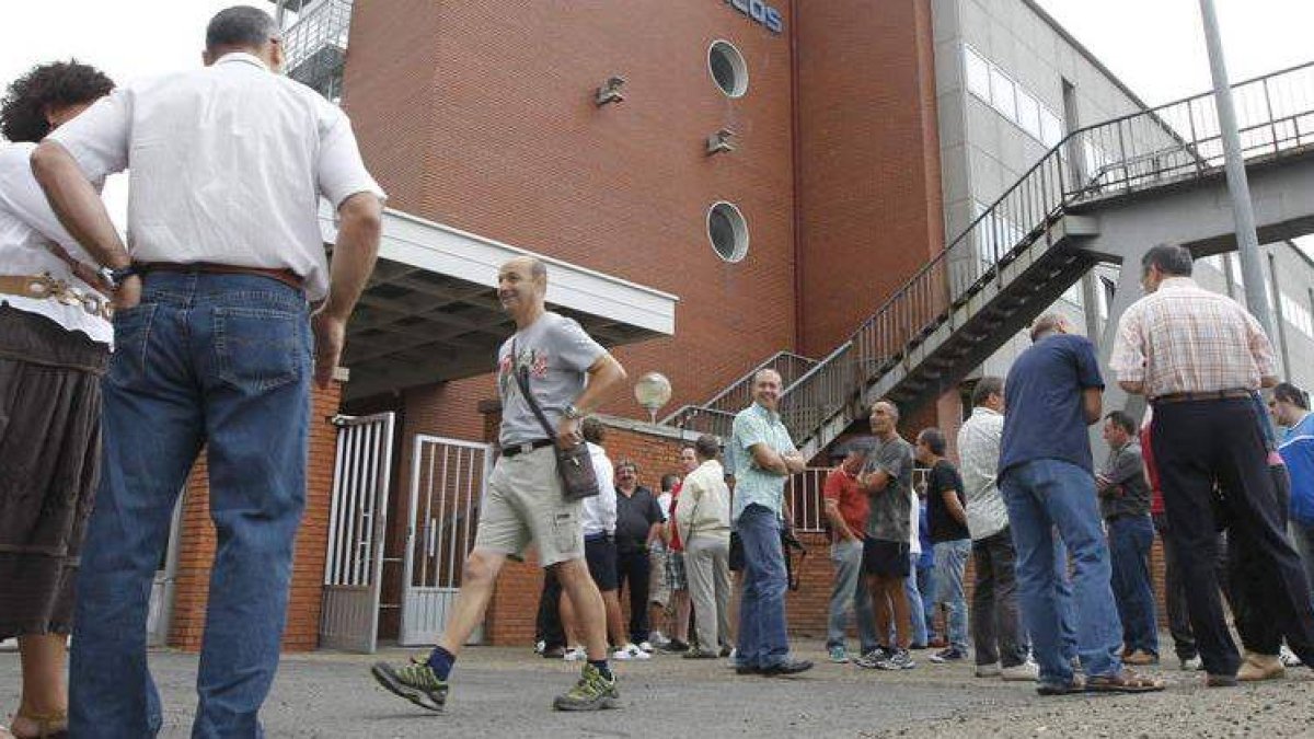 Los trabajadores de Antibióticos, ayer, en la concentración de los jueves ante la fábrica.
