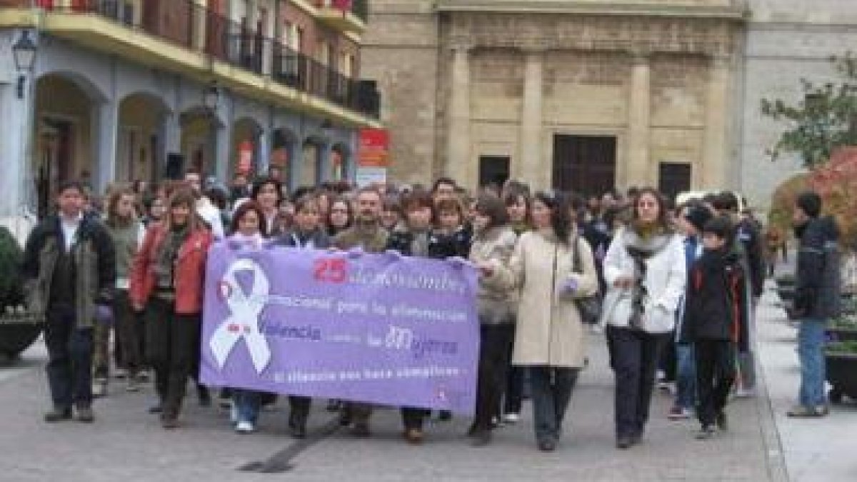 Las autoridades de Valencia de Don Juan no faltaron a la cita contra la violencia.