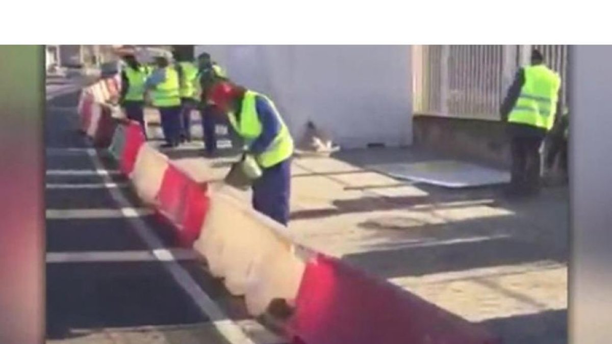Hasta 52 operarios trabajan en una acera de poco más de 200 metros en Granada.