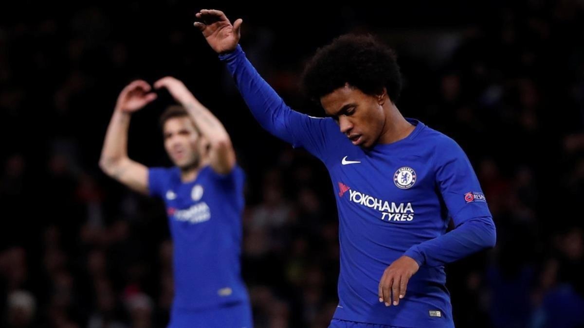 Willian y Cesc (al fondo), en un partido ante el Atlético. / REUTERS / PAUL CHILDSWillian y Cesc (al fondo), en un partido ante el Atlético. /