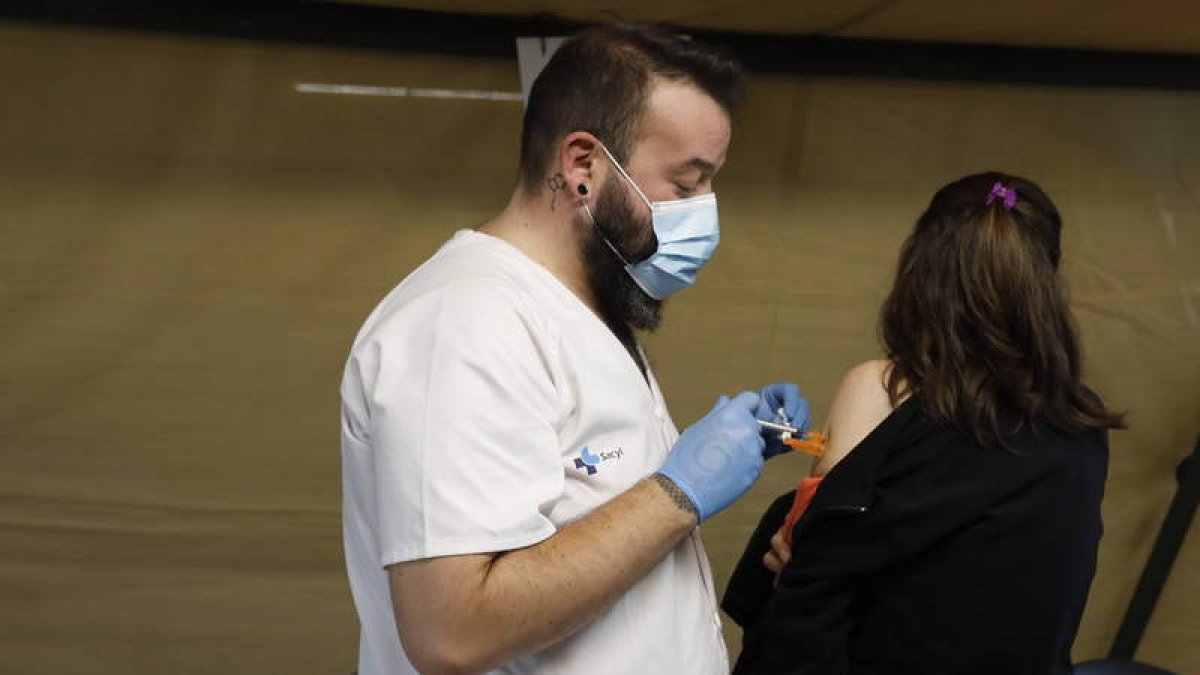 Las embarazadas son un grupo prioritario para recibir la vacuna. MARCIANO PÉREZ