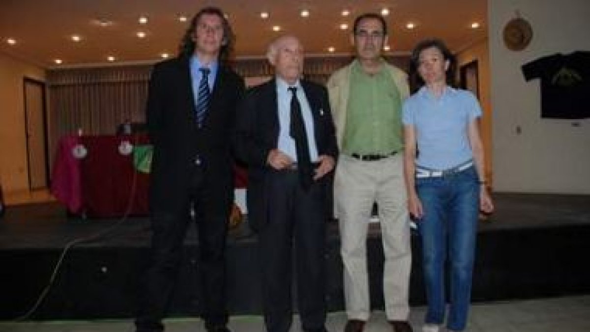 Los ganadores, con Conrado Blanco y la coordinadora del premio, Camino Ochoa.