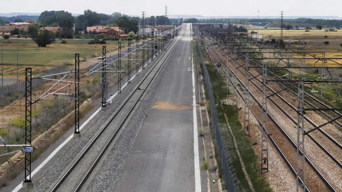 Vía del AVE junto a la plataforma logística de Torneros. RAMIRO