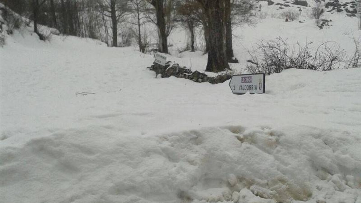 El acceso al pueblo, totalmente cubierto por la nieve.