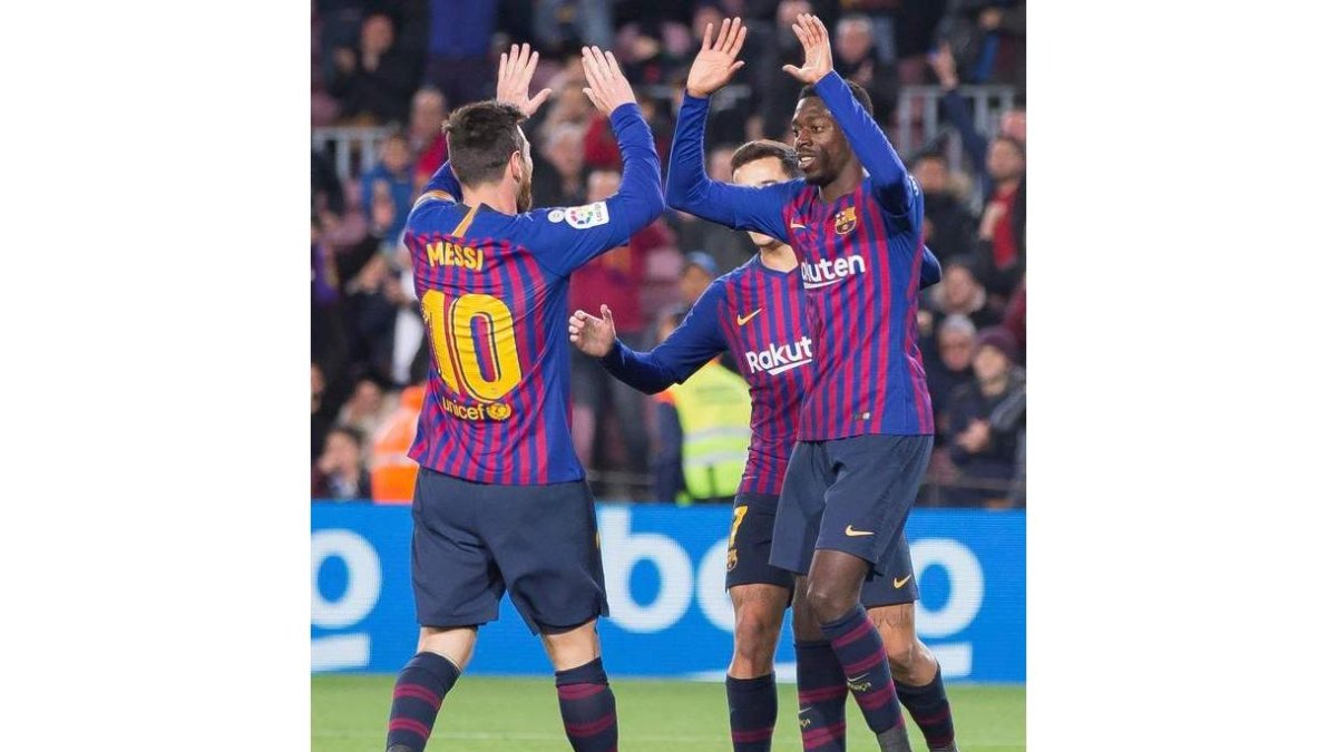 Messi celebra el segundo gol del delantero francés que daba la vuelta a la eliminatoria. JOAN MONFORT