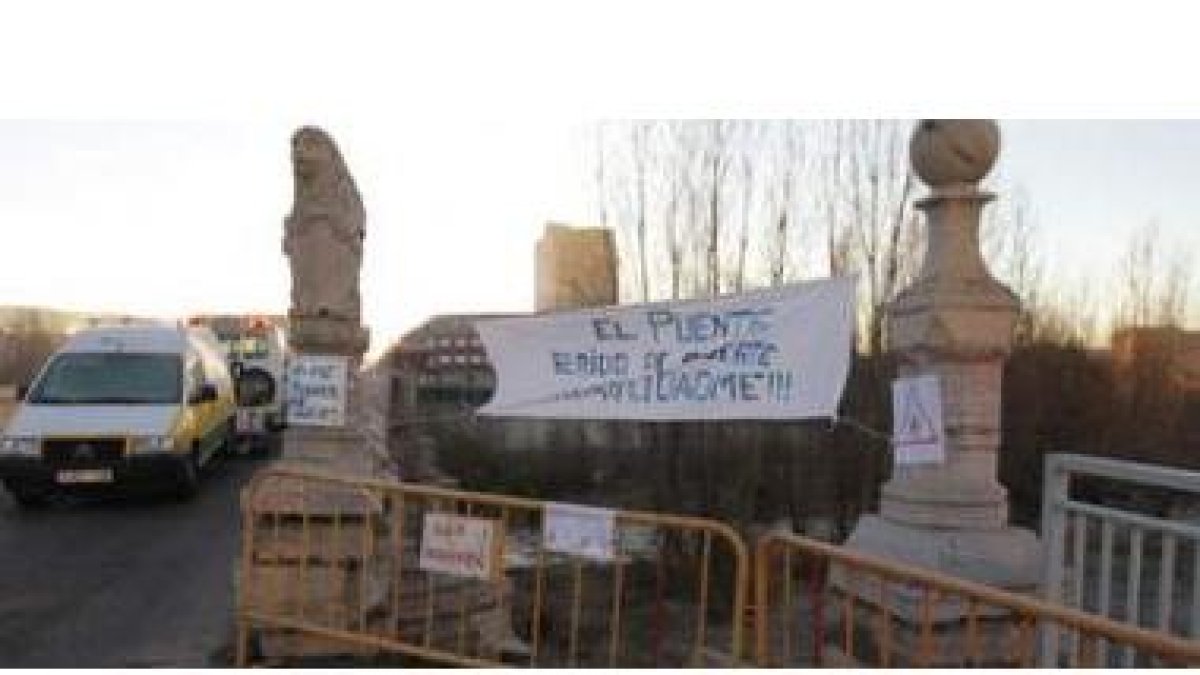Los vecinos han colocado un cartel para reclamar que no se deje caer el puente.