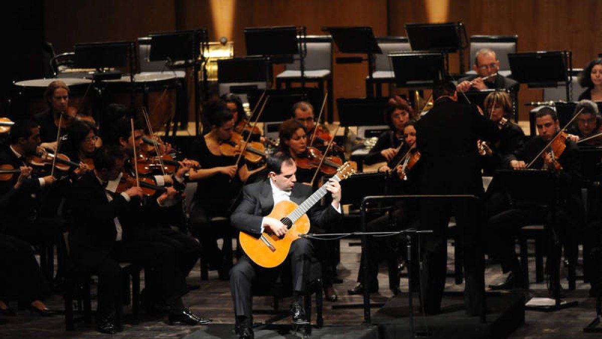 El guitarrista Rolando Saad, rodeado por músicos de la Gran Orquesta Sinfónica de Zaporozhye.