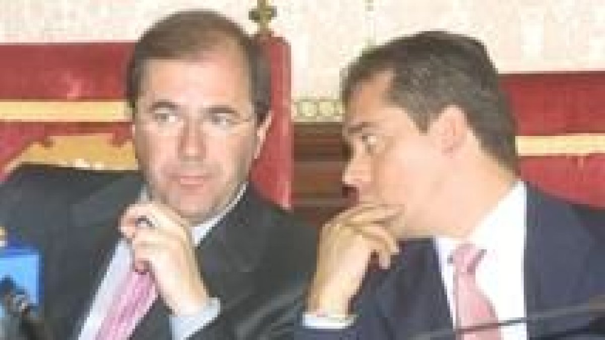 Juan Vicente Herrera, a la izquierda, mostró su apoyo al presidente provincial del PP, López Benito