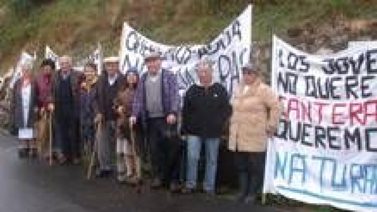 Asistentes a la manifestación muestran su disconformidad con las medidas adoptadas