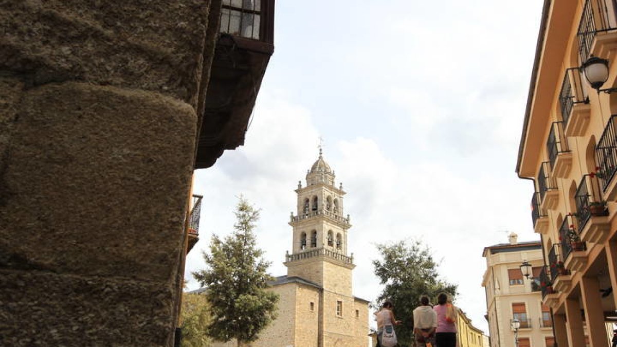 Al fondo, la Basílica de la Encina. ANA F. BARREDO