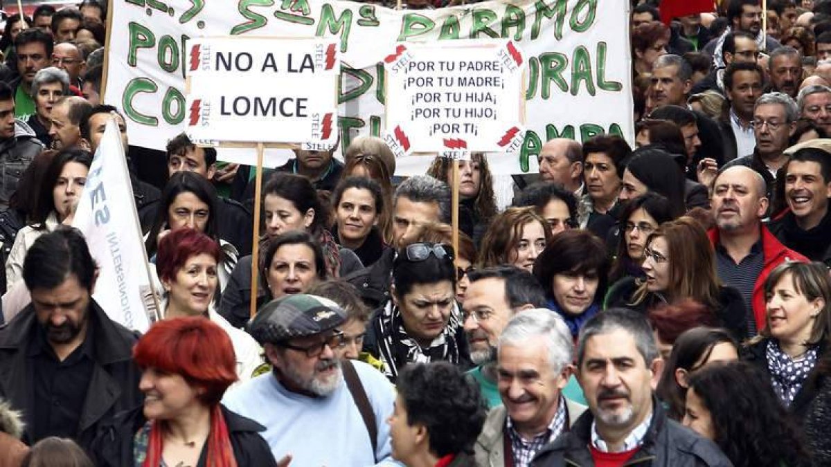 Momento de la manifestación que ayer recorrió las principales calles del centro de la capital leonesa como colofón a la jornada de huelga.