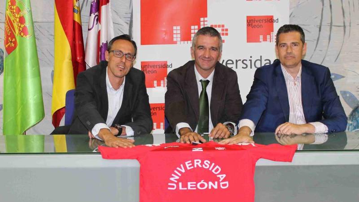 Los representantes del Cleba y de la Universidad.