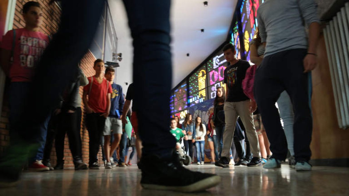 El colectivo de jóvenes que aún están estudiando se ha reducido con fuerza en León en los últimos años.