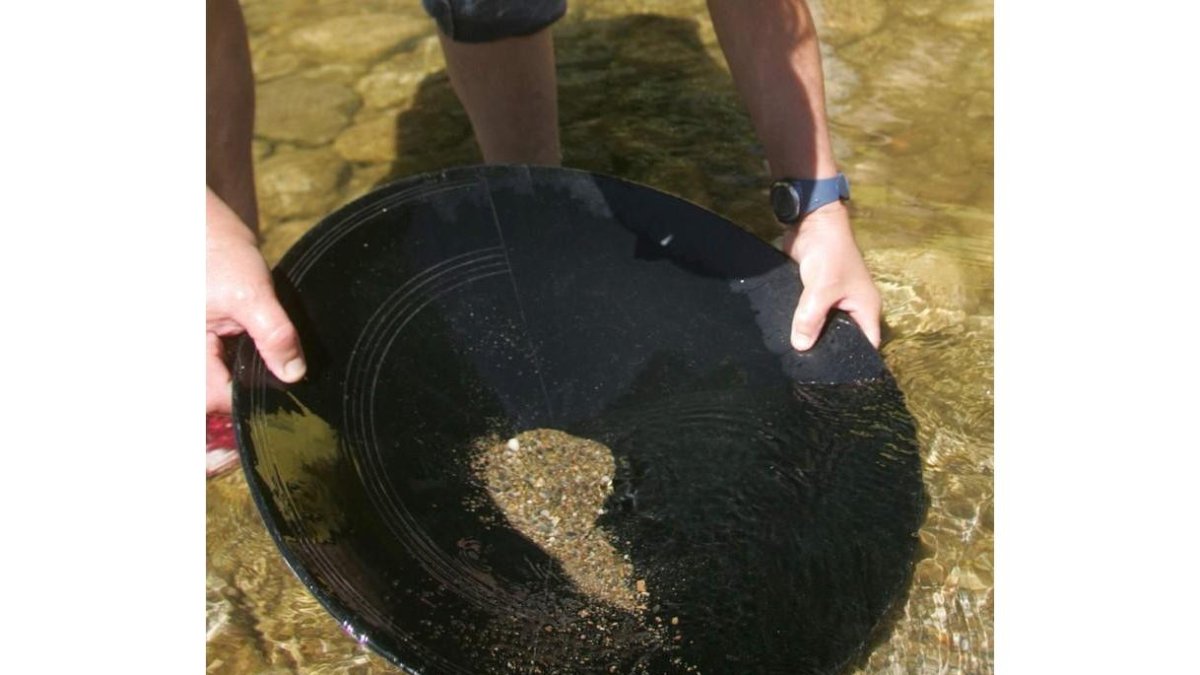 Bateo en busca de pepitas de oro en el Duerna