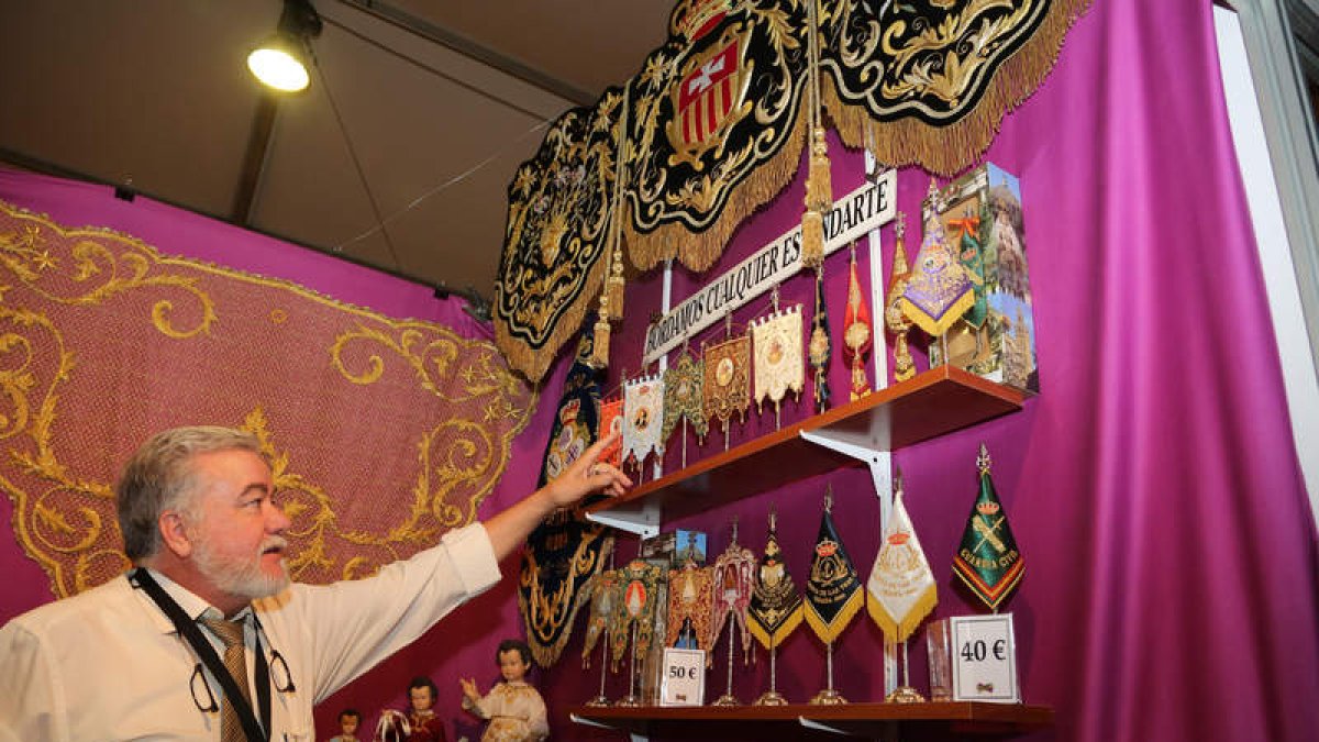 Francisco Franco muestra sus bordados en oro procedentes de Sevilla