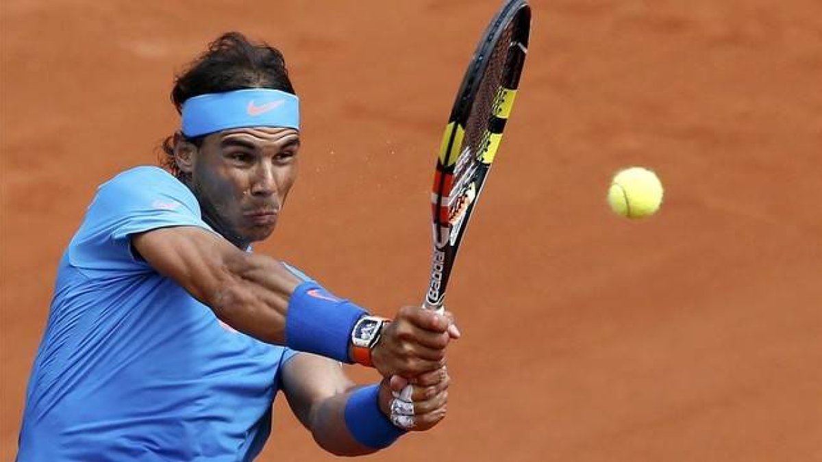 Rafael Nadal, en acción, en su debut en Roland Garros.