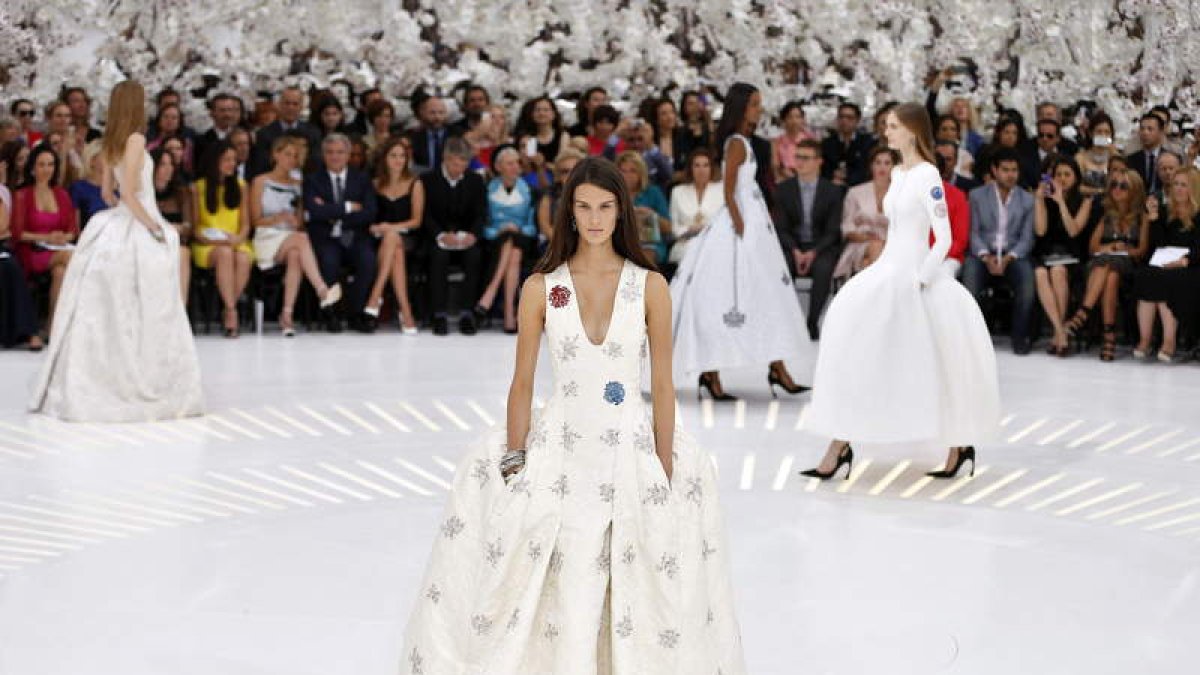 Algunos de los modelos de la colección otoño-invierno de Dior, presentados en la semana de la moda de París
