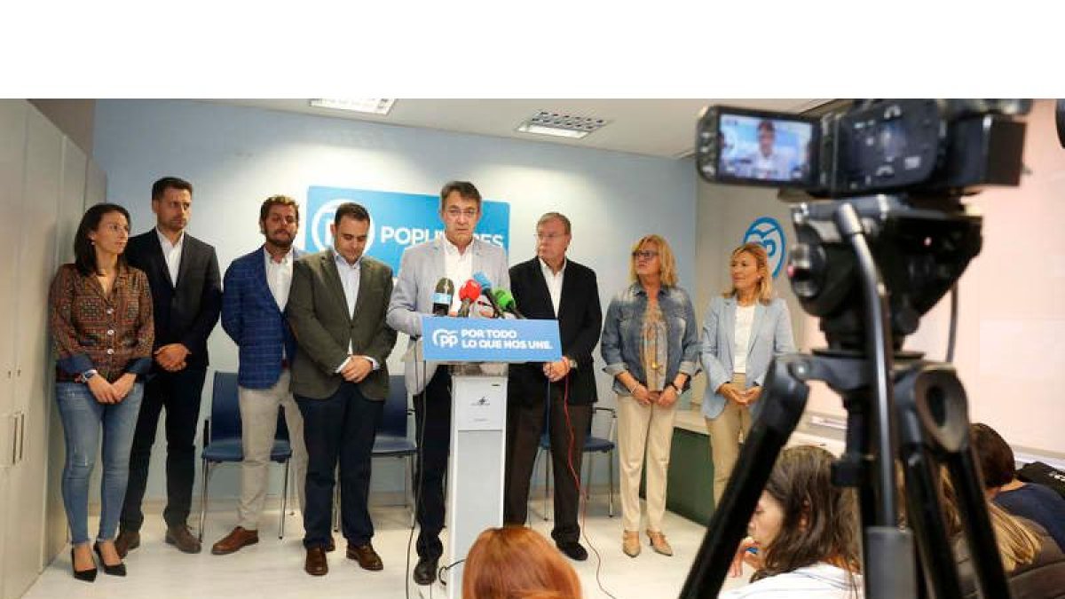 Eva González, Andrés Pérez, Javier Vélez, Majo, Silván, Mar González y Carmen Guinda. FERNANDO OTERO