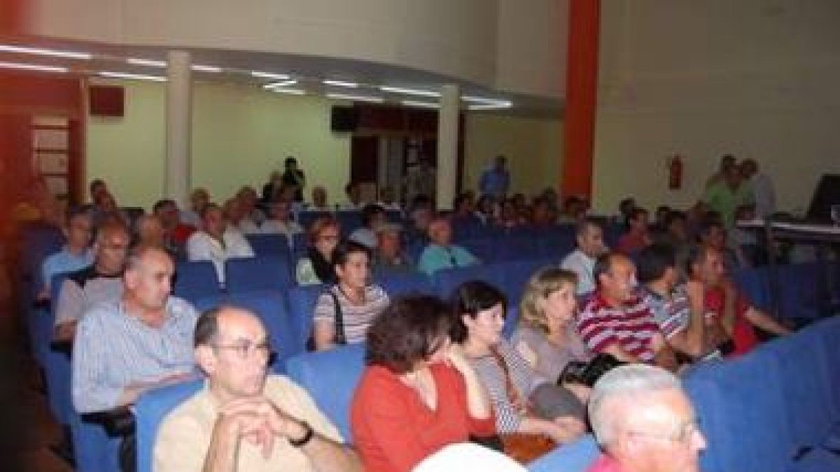 Muchos vecinos siguieron la presentación en la Casa de la Cultura