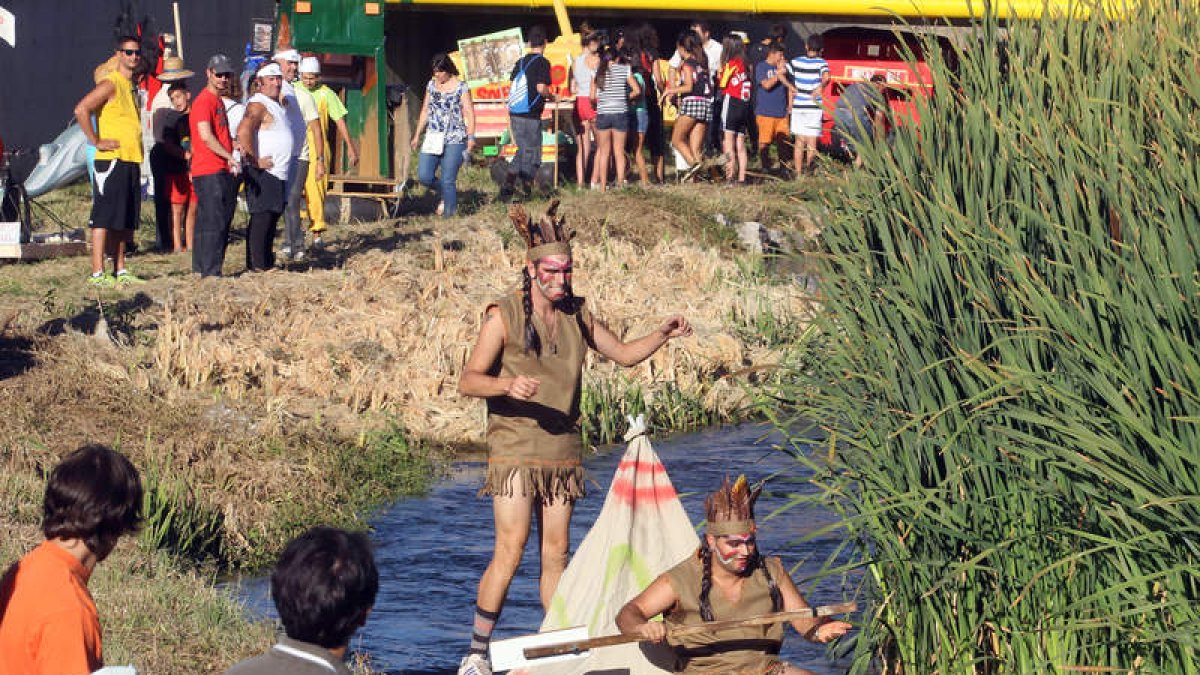 Una de las divertidas embarcaciones que navegó por las aguas de los Barredos.