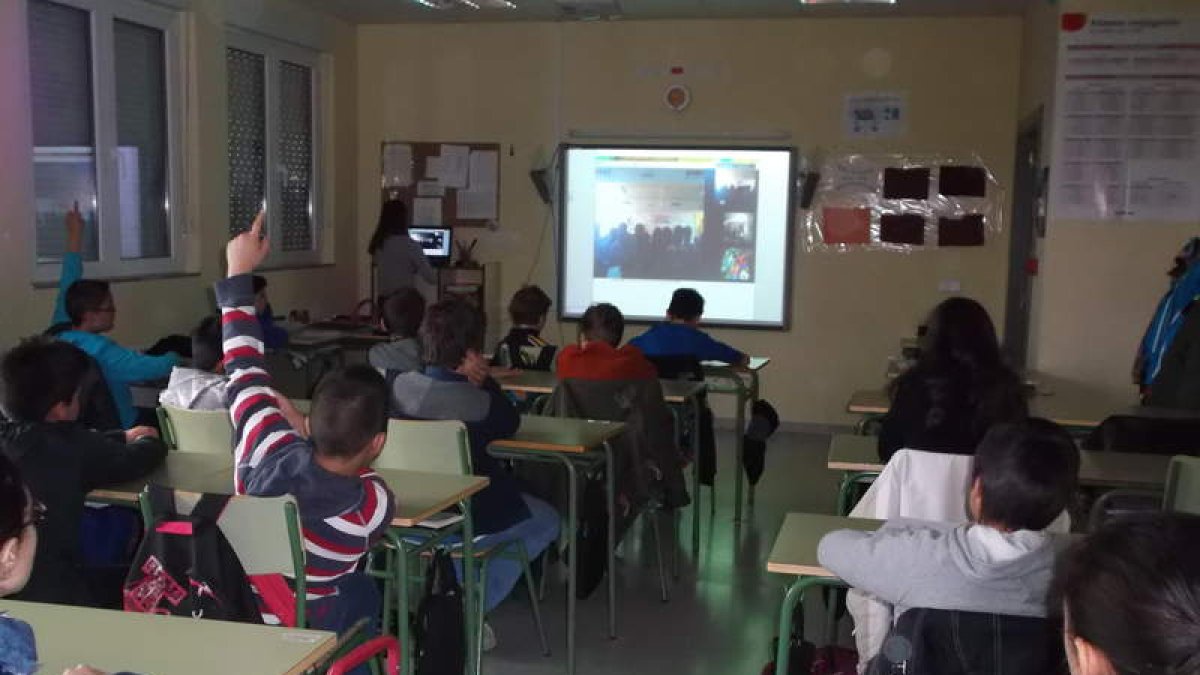 Los alumnos del colegio de Villaobispo intercambian experiencias gracias a la tecnología.