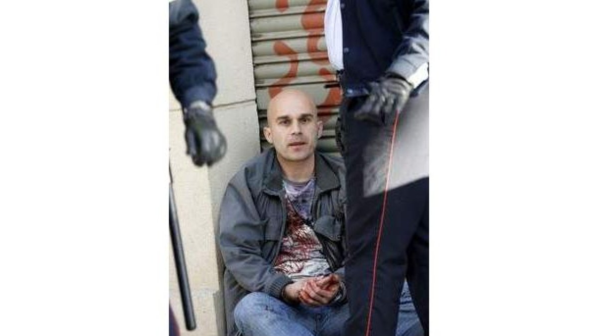 El presunto agresor es custodiado por agentes policiales