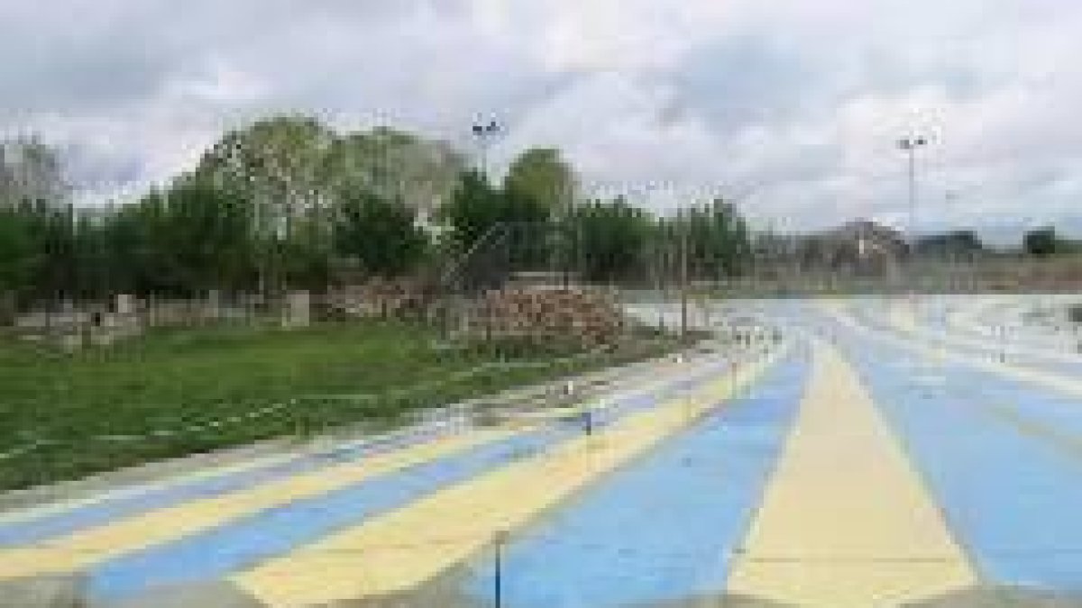 Vista del reloj solar instalado en la entrada de la localidad de Castropodame