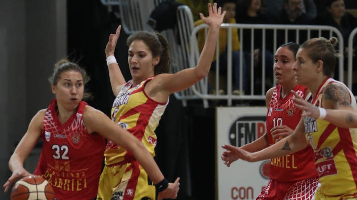 Las jugadoras del Embutidos Pajariel Bembibre mantuvieron la intensidad hasta el final. L. DE LA MATA